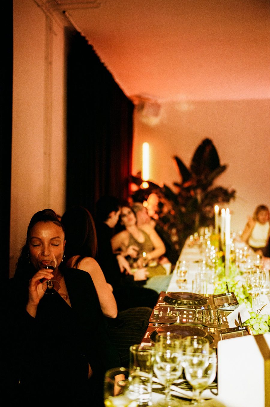 Ripe, White and Orange Edition: guest tasting at the long table